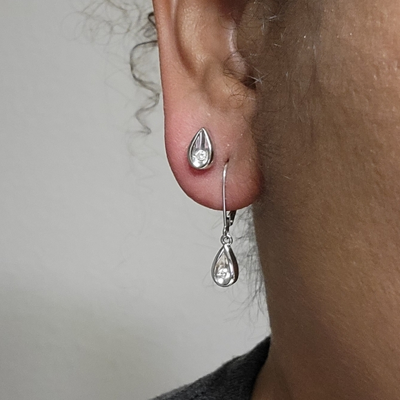 Diamond teardrop pendant and 2 sets of earrings - Picture 10 of 12